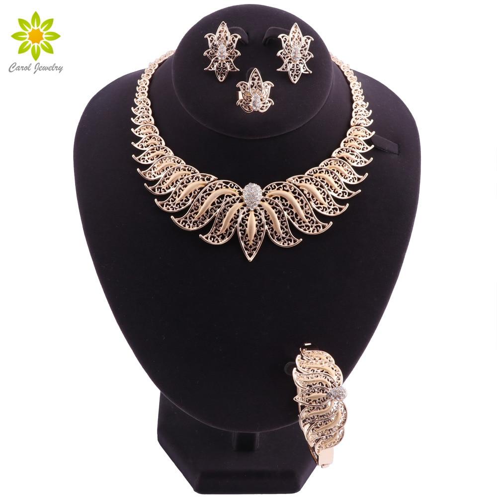 Conjunto de collar, pendientes, pulsera, anillo y boda de oro