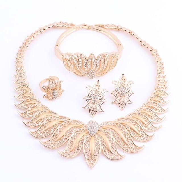 Conjunto de collar, pendientes, pulsera, anillo y boda de oro