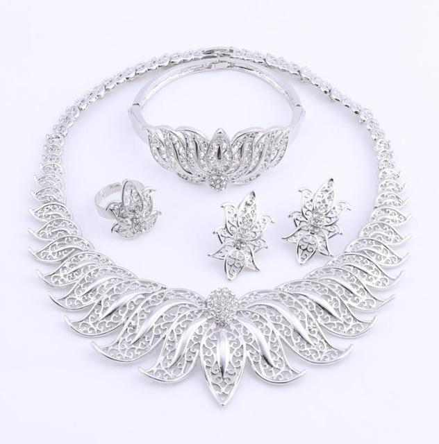 Conjunto de collar, pendientes, pulsera, anillo y boda de oro